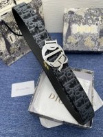 迪奥550 3.5Cm 特 这款 30 Montaigne Avenue 腰带从同名手袋汲取灵感，采用黑色光滑 牛皮革精心制作，质感柔软，设计优雅，饰以富有光泽