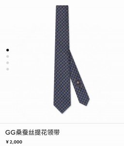 2025春夏系列精彩呈献配饰新作。这款男士桑蚕丝配饰系列匠心演绎从秀场造型汲取灵感的各式配色，焕新呈现品牌经典字母交织图案和符号元素。这款领带以蓝色和黄色Gg桑