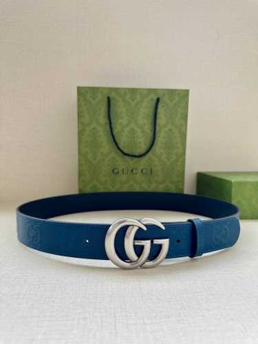 特 宽度4.0Cm Gucci 这款单品将品牌的过去与未来贯通在一起，以现代风格的全新设计诠释了经典设计元素。Guccio Gucci字母交织图案巧妙融入纹理和