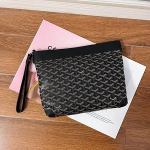 Conti手拿包是存放日常个人物品的理想伴侣。它有一条腕带可以手拿，也可以挂在手腕上，可以在日间休闲手包或晚装包间随意切换，更能作为大包里的收纳袋款号:手包 原