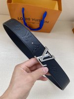 特 Lv新款出货，原版品质，带身4.0Cm宽。采用特色印花图案面料，荔枝纹头层牛皮底制作。搭配精品Lv钢挂扣。商务休闲精品搭配新款。