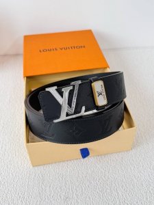 品名： Lv..路易..威登腰带皮带原单 型号：挂扣，经典纯钢材质镶钻挂扣，头层牛皮，图片实物拍摄 材料：头层牛皮，挂扣系列，纯钢材质扣头，钯镀电镀工艺永不掉色