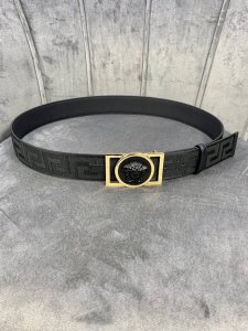 宽度：4.0Cm 范思哲 此款帆布回纹皮底 腰带饰有标志性的Versace美杜莎头像扣，彰显品牌格调。是一款精美的衣橱必备单品。