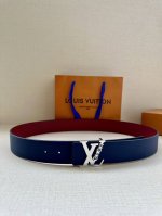 Lv4.0宽 Rays 双面腰带为抹油花纹扣 进口手掌纹枣红底 临摹日光照射时的灿烂光线，可为多样造型注入创意巧思