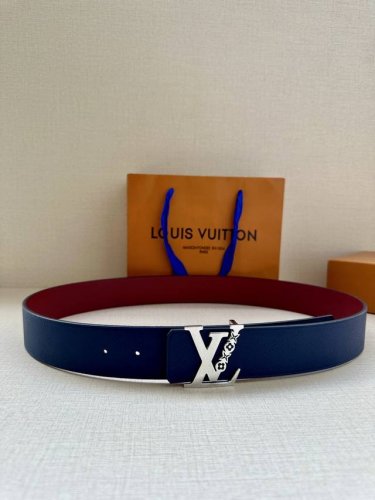Lv4.0宽 Rays 双面腰带为抹油花纹扣 进口手掌纹枣红底 临摹日光照射时的灿烂光线，可为多样造型注入创意巧思