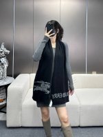 巴宝莉爆款上 年最新秋冬新款！ 独家牛货 高端品质针织拼接围巾这种精品是市场上及其少见的，双色拼接针织毛线真是超极高端货只有这种大品牌才会拥有每色都是大爱，卖一