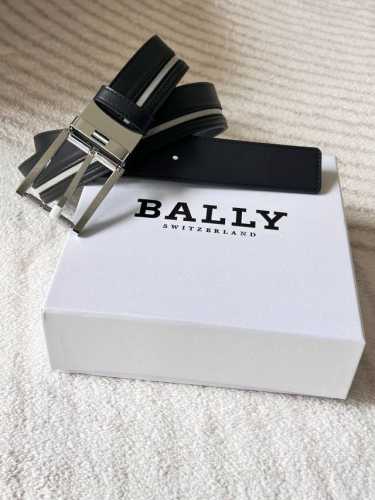 特 P200 Bally 巴利 男士休闲织布牛皮腰带 宽3.5Cm 这款Tamal 双面头层牛皮融入了永恒经典的黑白条纹织布，且具有充满时尚感。正面饰有Ball