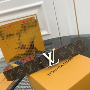 Lv 路易威登 新品 正品对版 宽度40Mm 2024 早秋男装系列跟随丹迪水手的步伐开启一场环球之旅。此款 Lv Tag 双面腰带将冲浪风格图案铺陈于一面，唤