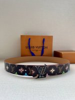 特 本款4.0宽 Lv Tag 双面腰带出自品牌与 Tyler 的合作系列，为一面铺陈妙趣 Monogram Craggy 图案，翻转即见路易威登标识压印皮革