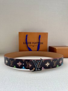 特 本款4.0宽 Lv Tag 双面腰带出自品牌与 Tyler 的合作系列，为一面铺陈妙趣 Monogram Craggy 图案，翻转即见路易威登标识压印皮革