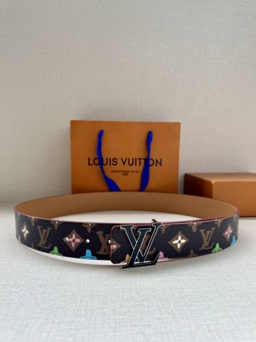 特 本款4.0宽 Lv Tag 双面腰带出自品牌与 Tyler 的合作系列，为一面铺陈妙趣 Monogram Craggy 图案，翻转即见路易威登标识压印皮革