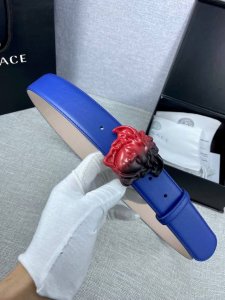 宽度3.8Cm Versace 范思哲 此款皮带采用优质皮革精制而成，饰有白 金色Medusa Biggie搭扣，配有腰带环。