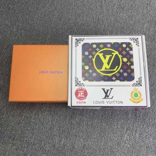 品名：Lv..路易..威登原单 材质：原单牛皮腰带 百分百头层牛皮腰带保证真皮，24K纯钢扣，专柜原单品质、做工精细，时尚大牌，送人自用首选 包装： 请认准如图