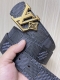 特 4.0Mm当季新款 一面一面帆布印格，一面小牛压花，搭配花朵精品扣头做工精细，质量保证。