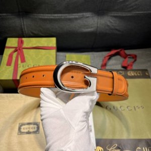 古奇 ，宽4.0Cm，这款男士腰带采用精致的黑色皮革呈现。亮色调g搭扣展现整款设计的突出亮点，为单品注入优雅的品牌标识内涵
