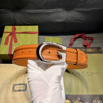 古奇 ，宽4.0Cm，这款男士腰带采用精致的黑色皮革呈现。亮色调g搭扣展现整款设计的突出亮点，为单品注入优雅的品牌标识内涵