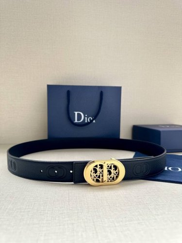 特 Dior 这款 35毫米双面腰带结合典雅气质与摩登风范。一面则采用迪奥灰粒面牛皮革，另一面则采用同色调压花 Cd Icon 标志。长度可调节，可搭配各式 3