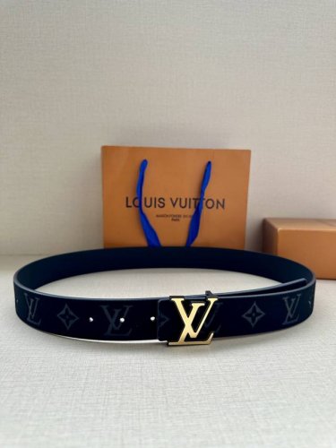 本款3.4宽 LV Initiales 双面腰带选用崭新皮革，以丰盈触感演绎 翻转即见老花压纹。金属 LV 搭扣呈现做旧效果，摩登设计实现灵活搭配