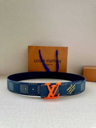 特 4.0宽 本款 Lv Initials 双面腰带凝聚 Pharrell Williams 对典藏设计的灵感探索，通过焕新 Damier 图案和 Marque - 点击图像关闭