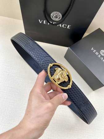 范思哲： Versace 此款腰带选用柔软的Greca牛皮头层采用压花工艺制成，搭配可拆卸饰有Medusa搭扣。双面可用，3.8Cm - 点击图像关闭