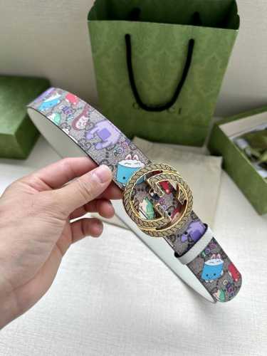 宽度3.8Cm Gucci Gg Marmont系列每一季都会推陈出新，为灵感源于70年代的标志性gg配件注入宠物现代精髓。这款gg Supreme帆布腰带反面