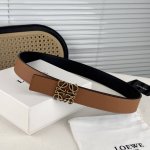 Loewe罗意W。 经典款！平纹小牛皮腰带 双面均可佩戴。 字母组合平滑扣、手工细致精巧 3.5Cm