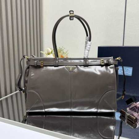 顶级原单 Lussolf油腊皮1Ba433大号这款手提斜挎包采用进口油腊皮，油亮的色泽散发出古典气息，配有一条可拆卸调节的长肩带，方便不同场合搭配，容量空间非常 - 点击图像关闭