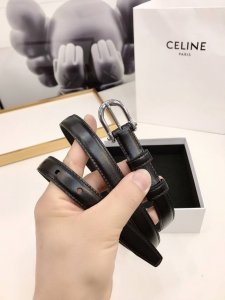 Celine瑟琳女士新款，光滑小牛皮腰带，金色可调节皮带扣，宽度1.8Cm。