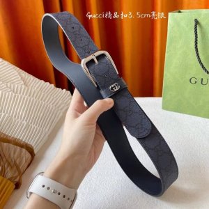 特 Gg Supreme帆布在每一季都以新颖方式焕新演绎。在本季中，此标志性材质为这款带有深色Gg字母交织图案的男士经典款腰带注入品牌精髓。互扣式双G细节为整体