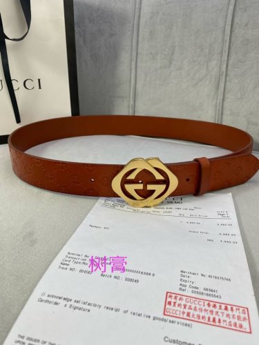 宽度4.0Cm Gucci 经典款单层树膏皮革腰带，配有品牌标志性双G带扣。无涂层褪色皮革材质 具备耐用不变形 此皮面手感光滑细腻衣橱必备百搭上品