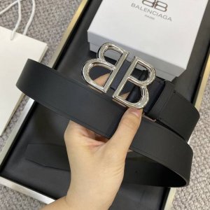 特 Balenciaga巴黎世家Bb 宽版腰带 这款Bb 版腰带来自Balenci设计细节，正面扣、尖尾，打孔式细节3.8Cm