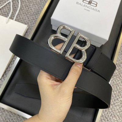 特 Balenciaga巴黎世家Bb 宽版腰带 这款Bb 版腰带来自Balenci设计细节，正面扣、尖尾，打孔式细节3.8Cm