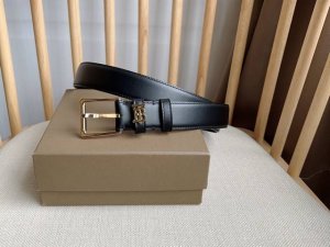 新款 Burberry 巴宝莉专柜同步上新意大利精制的腰带 选用光滑皮革制成 搭配精美的亮泽Thomas Burberry专属标识设计 宽:3.0Cm 精致优雅