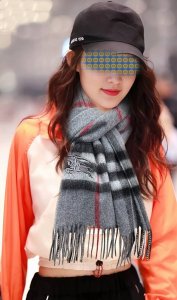120%羊绒 巴宝莉2025情侣款最爆款 采用内蒙古山羊绒 男女士情侣款围巾太美了让人耳目一新的感觉 手感柔软舒适，棒棒哒加上精美Logo刺绣高端大气，值得必备