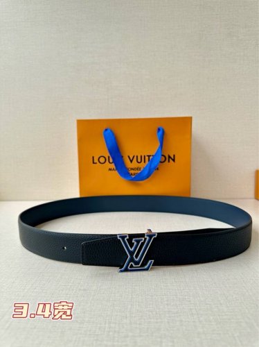lv Heritage 双面腰带3.4宽 选取粒面皮革和纳帕皮革，新款 Lv 搭扣。微弧形边缘和摩登形状末端见证细致匠心，为考究人士带来赠礼佳选