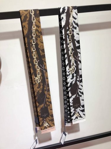 Plv2350Lv Tigergram 束发带 虎纹搭配经典链条挂牌，重新诠释Lv经典设计，散发新的活力超多用途：领巾、发带、包包配饰、腰带.....等等等等，