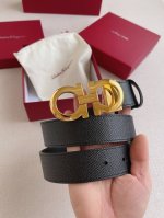 特P170 菲拉格慕 现代格调与双重穿搭风格，定会让人为之倾心不已！这款皮带采用意大利小牛皮制作，配有经典Gancini扣饰；打造别具一格的造型。长度可调节，达