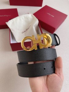 特P170 菲拉格慕 现代格调与双重穿搭风格，定会让人为之倾心不已！这款皮带采用意大利小牛皮制作，配有经典Gancini扣饰；打造别具一格的造型。长度可调节，达