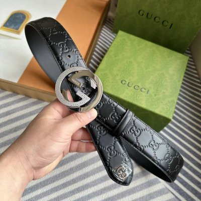 特 Gucci 黑色Signature压花，尾部内镶双G立体五金，宽度4.0Cm 纯钢经典大饼扣花纹新工艺。