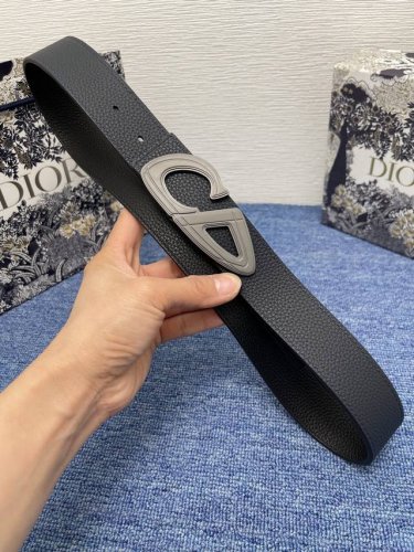 Cd30 腰带扣35 毫米黑色哑光涂漆饰面黄铜 编号: 4981Rvvar_H00N。 这款黑色哑光涂漆饰面黄铜腰带扣是二零二五春季男装系列新品，展示 Cd30