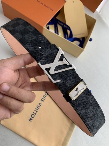 品名： Lv..路易..威登原单 型号：挂扣，图片实物拍摄 材料：头层牛皮，挂扣系列，纯钢质扣头，钯镀电镀工艺永不掉色。黑格磨砂皮底，专柜同等质量， 送人自用首
