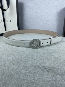 宽度3.0Cm G U C C I 此细款腰带用采光头小层牛皮 精制而成 配以金 银 双G带扣