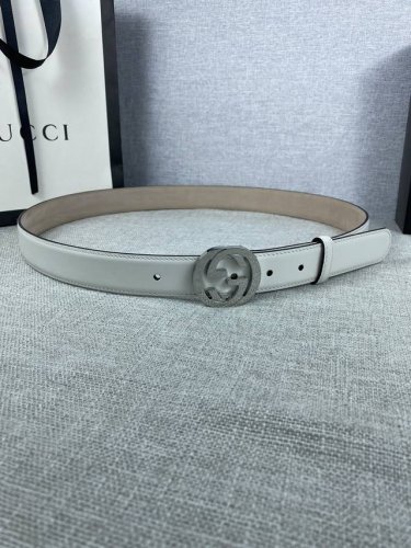 宽度3.0Cm G U C C I 此细款腰带用采光头小层牛皮 精制而成 配以金 银 双G带扣
