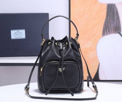 Prada 水桶包 型号：1Bh038 全皮黑色 尺寸：18X23X12 原单Prada，原单品质单肩包 原单 独家双车牛皮配十字纹牛皮，绗缝织物 皮革单提手