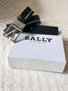 特 P200 Bally 巴利 男士休闲织布牛皮腰带 宽3.5Cm 这款Tamal 双面头层牛皮融入了永恒经典的黑白条纹织布，且具有充满时尚感。正面饰有Ball