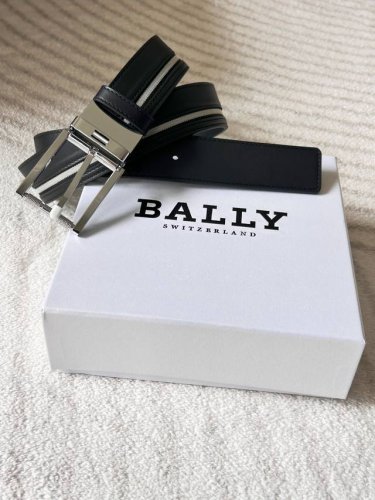 特 P200 Bally 巴利 男士休闲织布牛皮腰带 宽3.5Cm 这款Tamal 双面头层牛皮融入了永恒经典的黑白条纹织布，且具有充满时尚感。正面饰有Ball