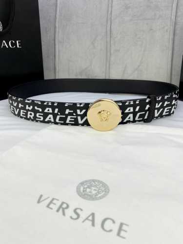 宽度4.0Cm Versace 范思哲 此款Palazzo腰带采用牛皮革面料制作，并饰有Le Pop Classique图案印花和标志性的美杜莎五金真空电镀配件