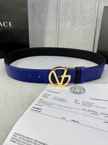 宽度4.0Cm Versace 范思哲 此款两面用皮革腰带的搭扣饰有品牌标志性的金 银色闪光virtus五金配件。