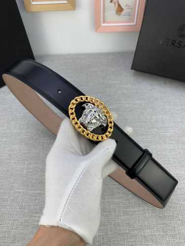 宽度4.0Cm Versace 范思哲 此款腰带采用进口开边珠光滑平纹 两面头层牛皮制造，并饰有标志性的美杜莎链条五金配件。