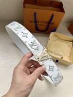 特 Lv 4.0宽可逆带可以在两种方式。表带的一侧采用Monogram Shadow皮革打造标志性外观，另一侧则采用素色皮革打造低调效果。银色漆包条纹的Lv扣为